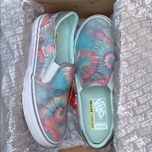 NWT Tie Dye Vans Deluxe Comfort Fit size 8.5